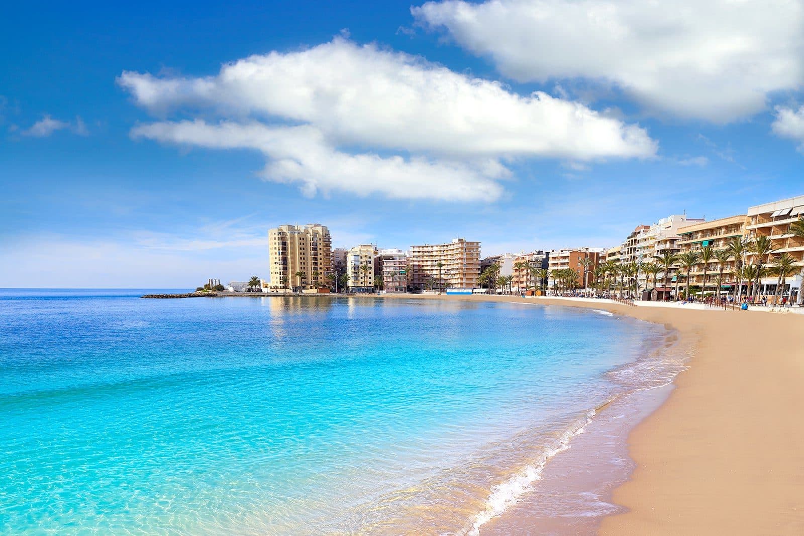 Familie am Strand an der Costa Blanca